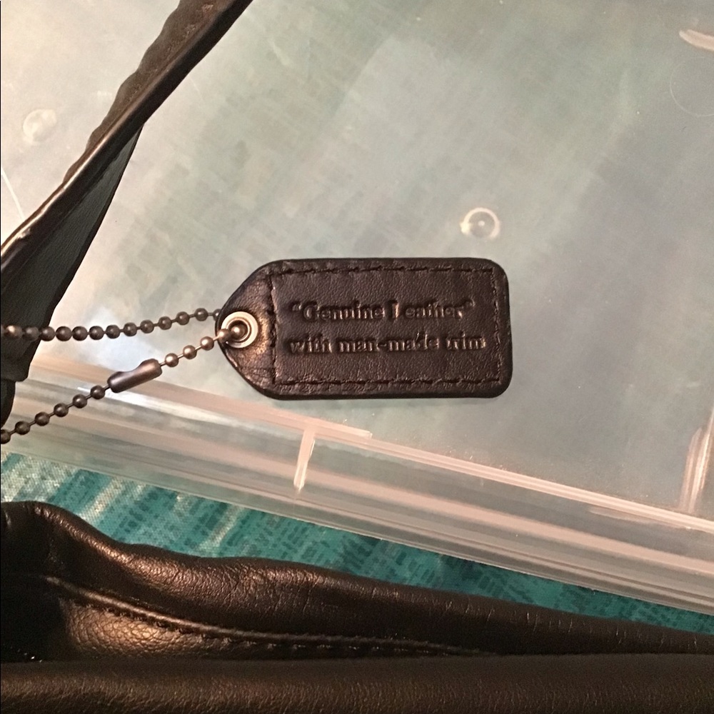 St. John’s Bay Leather Shoulder Bag with Front Pocket in Black. - Picture 4 of 5